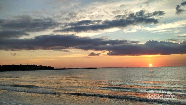 Senja yang Tenang di Pantai Lasiana Kupang
