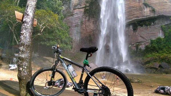 Sensasi Gowes Menembus Kabut Lembah Harau yang Magis