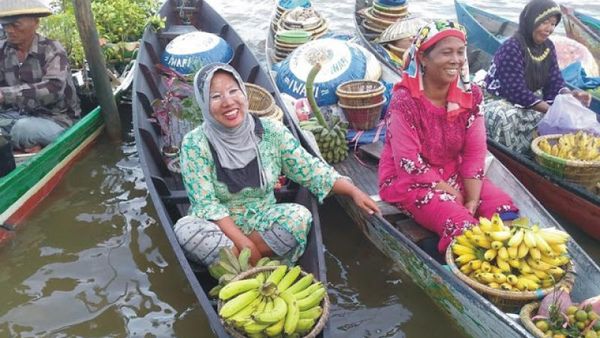 Senyuman Hangat di Pasar Terapung Banjarmasin