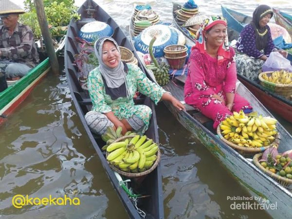 Senyuman Hangat di Pasar Terapung Banjarmasin