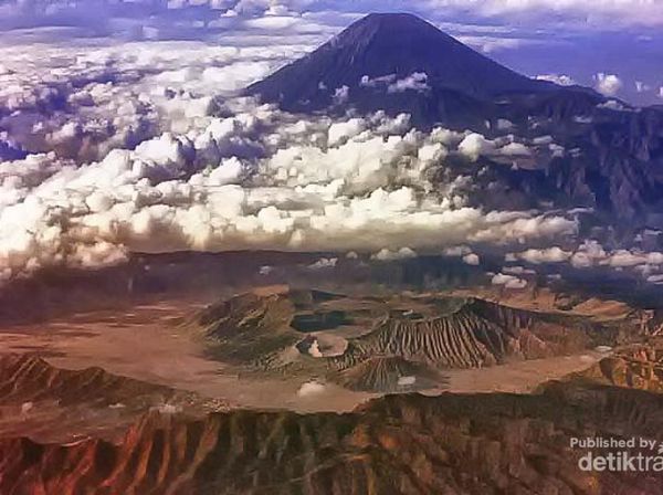 Seperti Ini Cantiknya Bromo dari Ketinggian