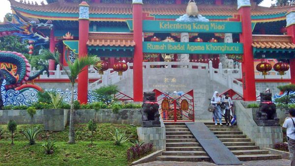 Serba Merah di Klenteng Kong Miao, TMII