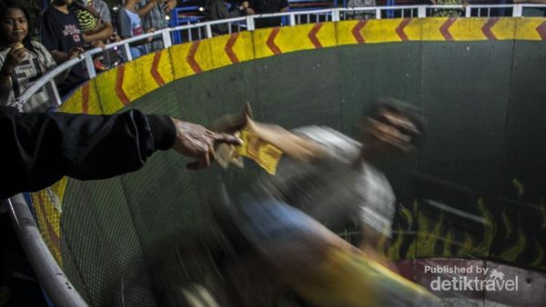 Serunya Atraksi Roda Gila di Makassar Saat Ramadhan