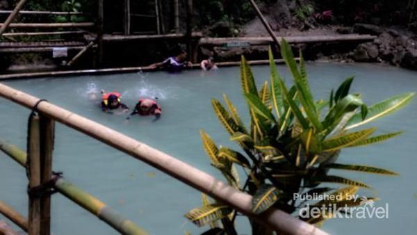 Serunya Melompat dari Ketinggian ke Air Terjun Kedung Pedut