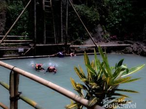 Serunya Melompat dari Ketinggian ke Air Terjun Kedung Pedut