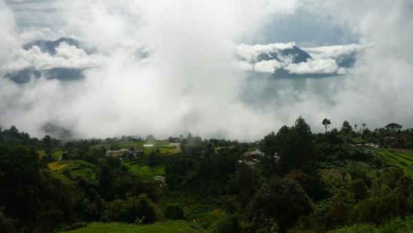 Serunya Menjelajah Kelok 44 ke Danau Maninjau