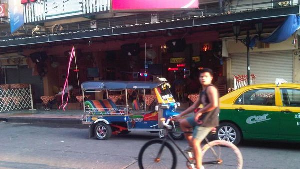 Serunya Merasakan Hiruk Pikuk Kota Bangkok