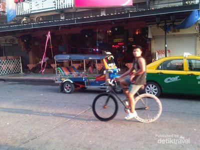 Serunya Merasakan Hiruk Pikuk Kota Bangkok