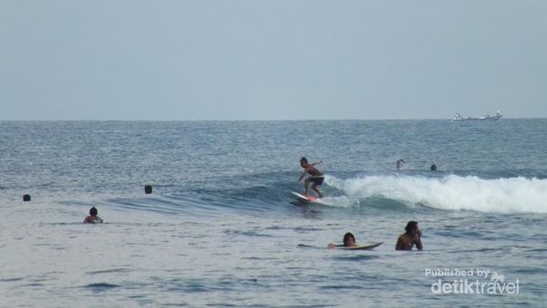 Serunya Surfing di Pantai Senggigi, Lombok