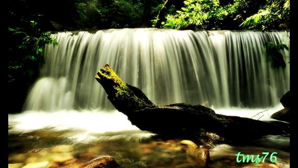 Si Cantik Air Terjun Dua Warna di Tengah Hutan Sumut