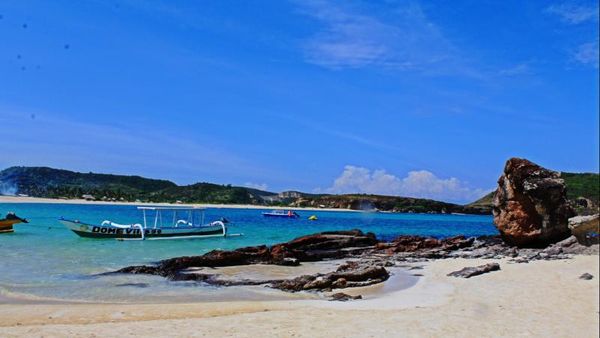 Siapa yang Kangen Pantai Cantik di Lombok Ini?
