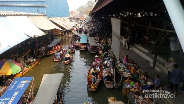 Sibuknya Pasar Terapung Paling Populer di Thailand