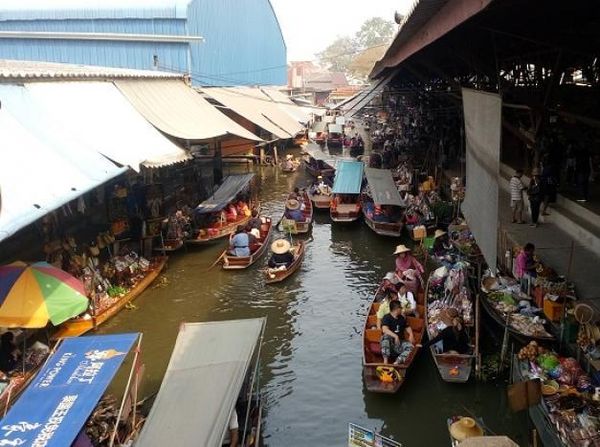 Sibuknya Pasar Terapung Paling Populer di Thailand