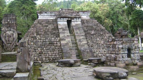 Simbol-Simbol Unik Di Candi Sukuh - Jateng