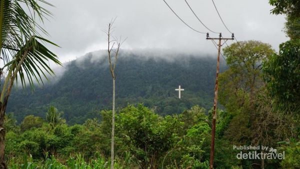 Simbol Toleransi, Ada 5 Rumah Ibadah di Bukit Ini