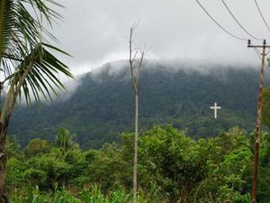 Simbol Toleransi, Ada 5 Rumah Ibadah di Bukit Ini