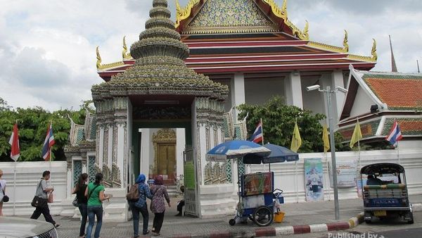 Sleeping Buddha Raksasa dan Pijat ala Thailand di Kuil Wat Po