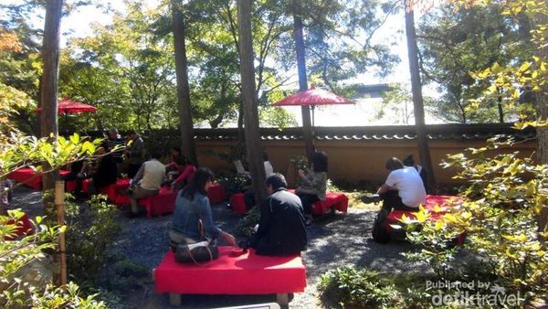 Slurp! Nikmatnya Teh Matcha di Kuil Kinkaku-ji