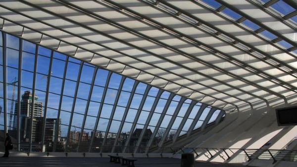 Stadion Bola? Bukan, Ini Stasiun Kereta Unik di Belgia