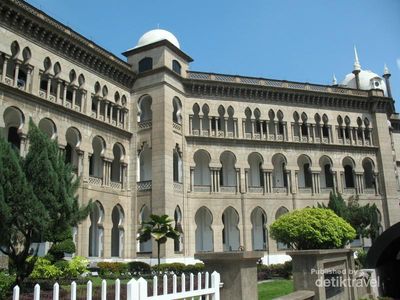 Stasiun Kereta yang Mirip Masjid di Kuala Lumpur
