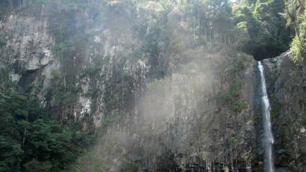 Suara Air Terjun yang Terdengar Seperti Auman Harimau