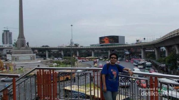 Suasana Kesibukan di Sekitar Victory Monument Bangkok