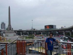 Suasana Kesibukan di Sekitar Victory Monument Bangkok