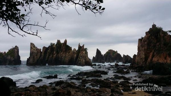 Sudah Tahu Pantai Gigi Hiu di Lampung?