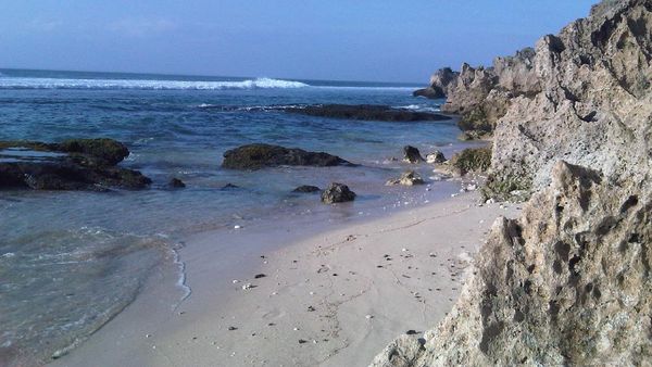 Suluban, Pantai Terjal yang Indah di Bali