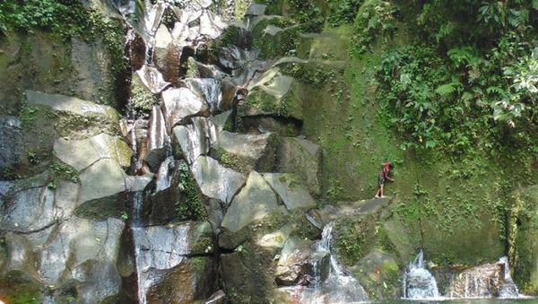 Sumatera Utara Punya Air Terjun Sebening Kaca