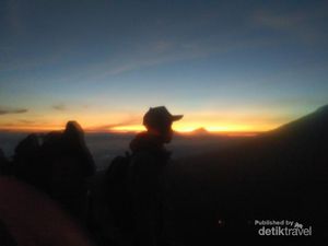 Sunrise Alternatif Tapi Tetap Sangat Cantik dari Bukit Sikendil