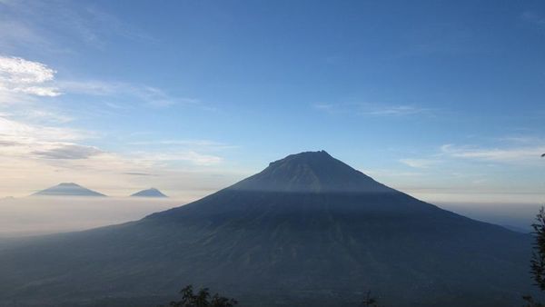 Sunrise Memukau di Gunung Sindoro, Jawa Tengah