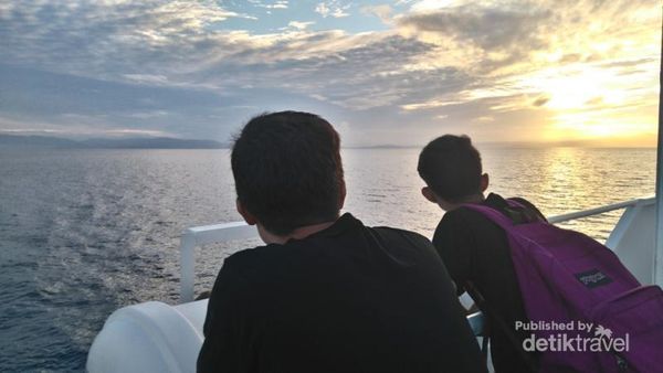 Sunrise yang Indah di Tengah Laut Tidore