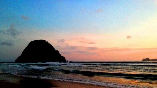 Sunset Mempesona di Pantai Pulau Merah, Banyuwangi