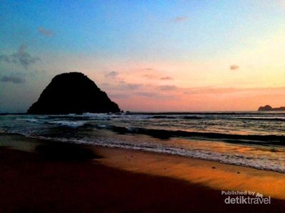 Sunset Mempesona di Pantai Pulau Merah, Banyuwangi