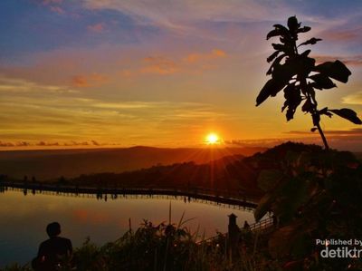 Sunset Seperti Lukisan dari Gunung Purba Yogyakarta