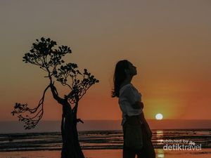 Surya Tenggelam di Pantai Walakiri