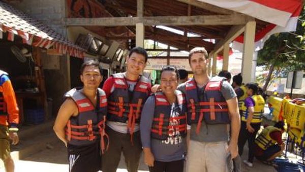 Susur Gua di Gunungkidul dengan Cave Tubing, Seru!