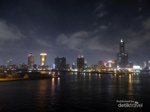 Syahdunya Malam di Kota Kaohsiung