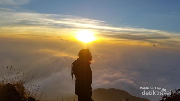 Syahdunya Sunrise Gunung Slamet via Bambangan