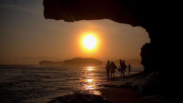 Tak Disangka, Pantai di Gunungkidul Punya Sunset Secantik Ini