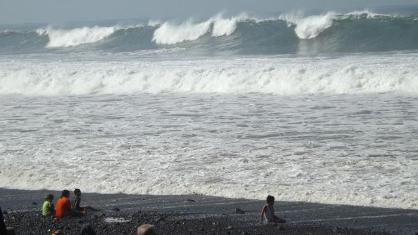 Tak Hanya Gunung Semeru, Lumajang Juga Punya Pantai yang Gahar