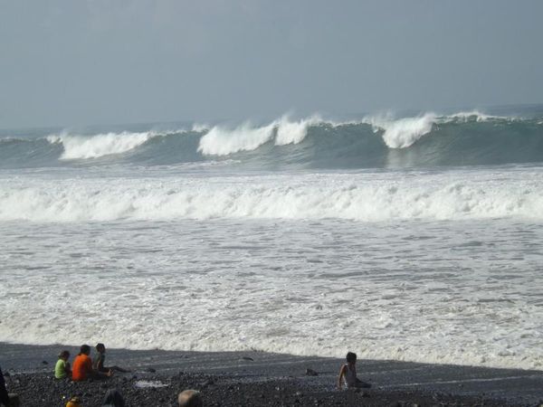 Tak Hanya Gunung Semeru, Lumajang Juga Punya Pantai yang Gahar