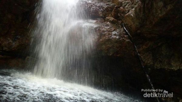 Tak Hanya Pantai, Bangka Juga Punya Air Terjun Cantik