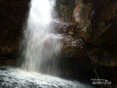 Tak Hanya Pantai, Bangka Juga Punya Air Terjun Cantik