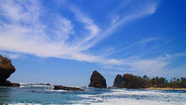 Tak Mau Pulang dari Pantai Papuma