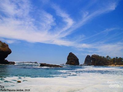 Tak Mau Pulang dari Pantai Papuma