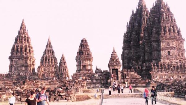 Tak Pernah Bosan ke Candi Prambanan