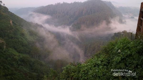 Tak Pernah Bosan ke Tebing Keraton