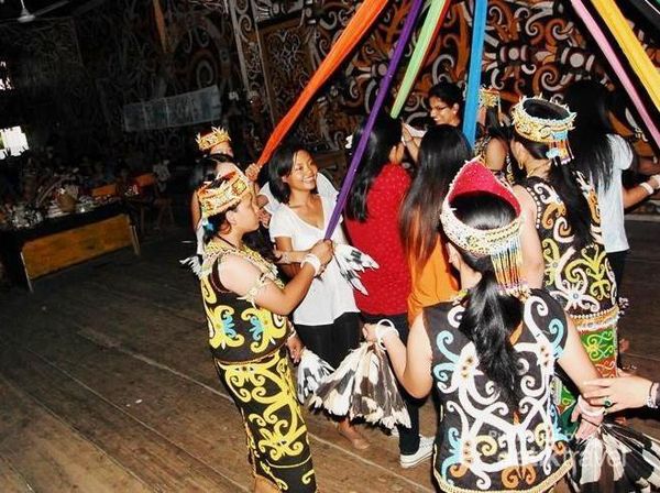 Tak Terlupakan, Menari Dengan Suku Dayak di Kalimantan